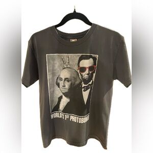 “World’s 1st Photobomb”, Washington/Lincoln, Funny, Boys Size L, T-Shirt